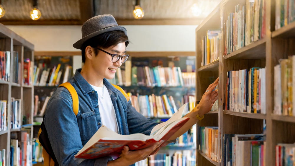 書店で本を読む男性